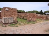 08114 ostia - regio v - semita dei cippi - ecke - via della fortuna della annonaria - edificio (v,iv,1) - suedwestecke - 06-2024.jpg